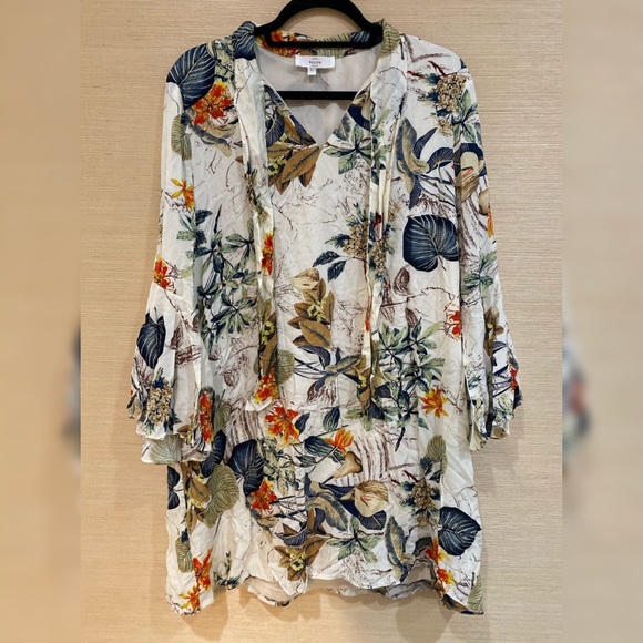 entro Dresses & Skirts - Entro Floral Shift Dress w Bell Sleeves